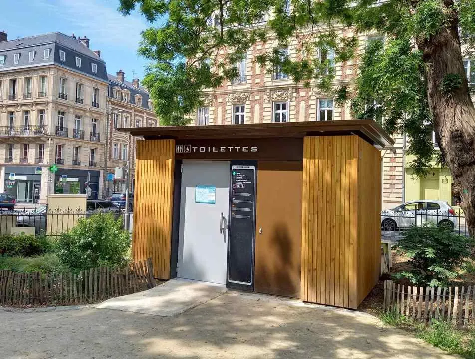 Sanitaires publics et hygiène urbaine : un enjeu souvent sous-estimé Sanitaires publics et hygiène urbaine